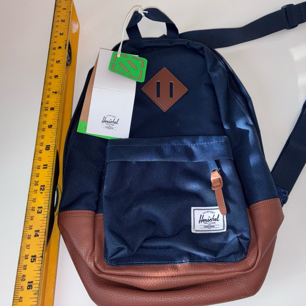 Herschel Supply Company Heritage Sling Bag NWT - Picture 4 of 4